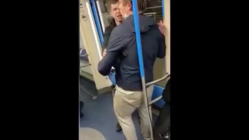 video в метро парни защищают девушек к которым начали приставать двое пьяных пассажиров sex