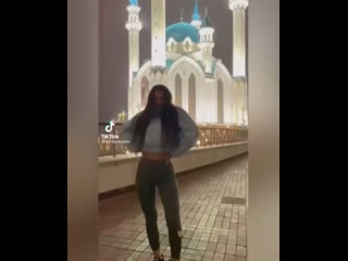 video в казани тиктокерша спровоцировала скандал показав на камеру свои ягодицы на фоне мечети sex