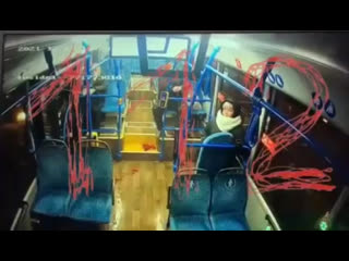 video мужчина при входе в автобус напоролся ногой на штырь в полу и молодые на месте от потери крови sex
