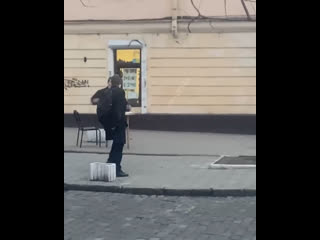 video в одессе пьяный мужик пристал на улице к женщине это не понравилось прохожему и он вступился за незнакомую даму sex
