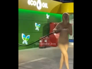 video в анапе голая женщина без автомобиля решила заправится бензином sex