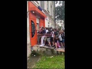 video в ивано франковско школьники чуть не раздавили друг друга пытаясь прорваться в сэконд хэнд sex