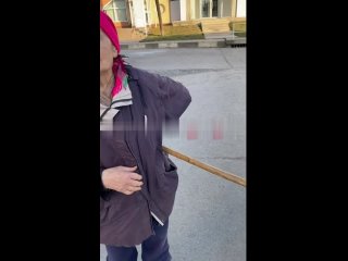 video здоровый лоб докопался до пожилой женщины на украине sex