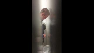 video парни натуралы дрочат в туалете sex