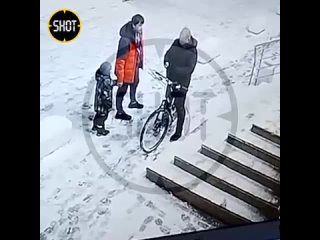 video александра возмутило как идущий по улице мужчина обращался с мальчиком таскал ребёнка за капюшон трепал за ухо и sex