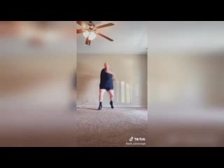 video жирный негр начал танцевать и упал на шпагат и порвал яйца вот дурак sex