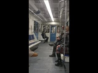video молодые разделись догола прямо в московском метро nr sex