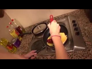 video поджарила яйца со спермой в виде омлета и кушает sex