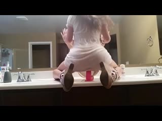 video милая девочка оседлала резиновый член в ванной комнате sex