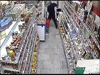 video в братске полиция поощрила отважного охранника отразившего нападение на магазин sex