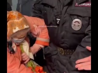 video полицейские задержали русскую бабушку с цветами в переходе sex