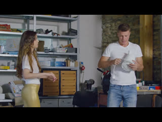 video симпатичная фитоняшка расплатилась натурой с парнем за ремонт своего чайника и вибромассажера sex