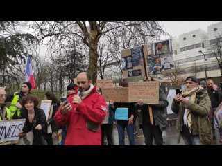 video rassemblement devant bfm une délégation de citoyens seront reçu pour exprimé le droit de réponse sur cette pseudo sex