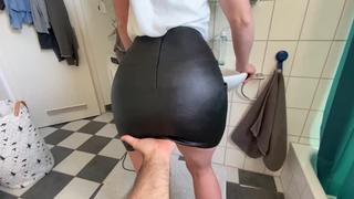 video попалась в туалете мужу в кожаной юбке leather fetish bdsm feemdom fisting porn pissing scat sex порно фетиш секс sex