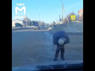 video мужчина недалеко от мамадыша катался по асфальту отдавал честь кричал и корчил рожи sex