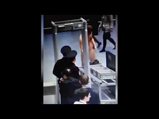 video заставили раздеться мужика жесткая проверка в аэропорте sex