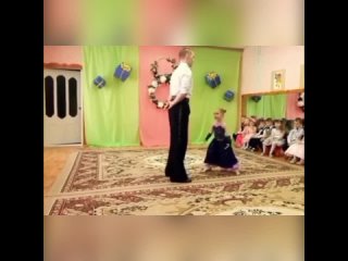 video папа ради дочки выучил танец чтобы с неи станцевать вальс в саду sex