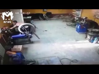 video убийца расправился с 18 летним парнем в чунояре за разговор с сожительницей sex