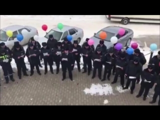 video полицейские в короче спели коллегам под окнами отдела sex