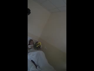 video ударивший пожилую петербурженку полицейский пришел просить у нее прощения с цветами sex