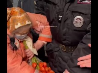 video полиция задержала бабушку торговавшую в переходе цветами sex