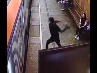 video парень в москве избил поезд за это он может сесть sex
