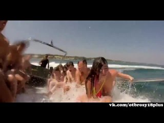 video волна сняла лифчик с огромной груди студентки засветила грудь на отдыхе на лодке sex
