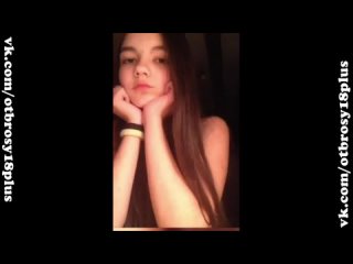 video милая красавица в спортивном лифчике общается в перископе с подписчиками periscope засветы sex
