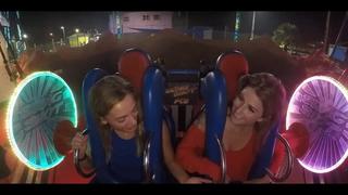 video милфа спалила сиськи на аттракционе засветила грудь на американских горках sex