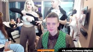 video показала грудь подруги в прямом эфире у mellstroy sex