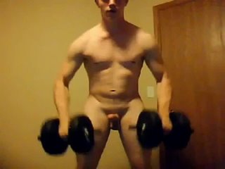 video тренируется с гантелями и аж стоит член от удовольствия sex