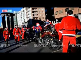 video полицейские в костюмах санта клауса устроили благотворительный мотозаезд в мадриде sex