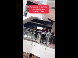 video о ситуации в очереди к паспортному столу в тц blue city в варшаве где после драки ввели электронную очередь sex