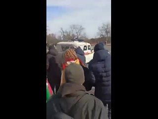 video в энергодаре безоружные местные жители голыми руками гонят вооруженных оккупантов из своего города несмотря на то sex