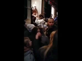 video на вокзале в киеве в эти минуты хаос люди пытаются набиться в поезда словно селедка в бочку sex