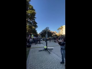 video а это калифорния десятки тысяч людей по всему миру объединяются и выходят на митинги в разных уголках планеты sex