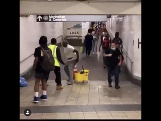 video метро городов сша нью йорк жирный негр пристроился к ведру уборщика в туалет при попытке отогнать отобрал швабру и sex