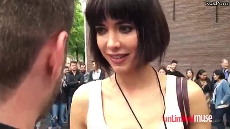 video швейцарская художница мило муаре решила хайпануть и предложила прохожим потрогать ее за грудь и половой орган sex