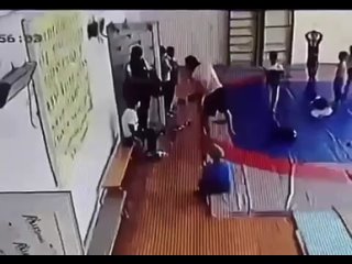 video шокирующая новость из азербайджана в сумгаите тренер молодыеребенка на тренирое сообщает qafqazinfo sex