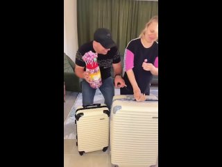 video что внутри чемодана shorts лучшее видео от лысый и блондинка sex