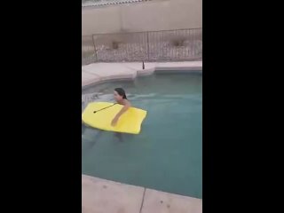 video голышом на сапах голопопик пытается незаметно сбежать sex