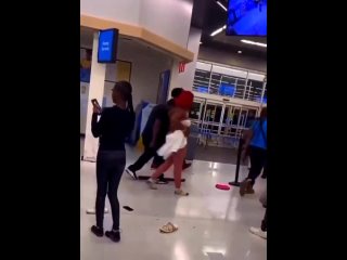 video негры не поделили бананы в супермаркете негров много супермаркетов мало а бесплатных супермакетов еще меньше sex