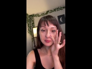 video красотка собирает пальчиками сперму со своего лица и облизывает их sex