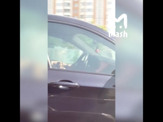 video девушка устроила парню оральные ласки прямо посреди пробки sex