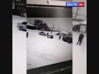 video вылетевший с дороги автомобиль снес шестерых человек на останое в камне на оби sex