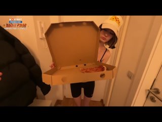 video сексуальная курьерша съела мою пиццу и дала трахнуть свою пизду чтобы не быть уволенной sex