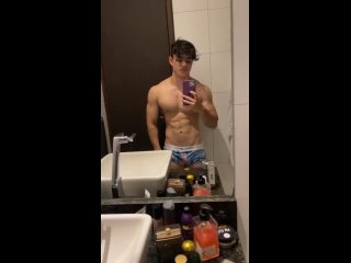 video молодой парень качок показывает себя в зеркало sex