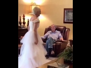 video бабушка примерила свое свадебное платье после 60 лет совместной жизни sex