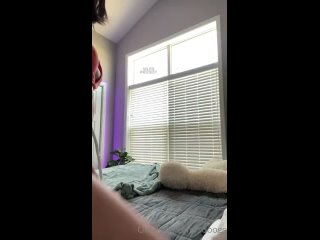 video раздевает и жестко трахает себя игрушкой бурно кончая от нее sex