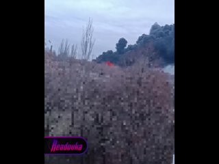 video une énorme colonne de fumée sélève au dessus du quartier budennovsky de donetsk la ville est soumise à des sex